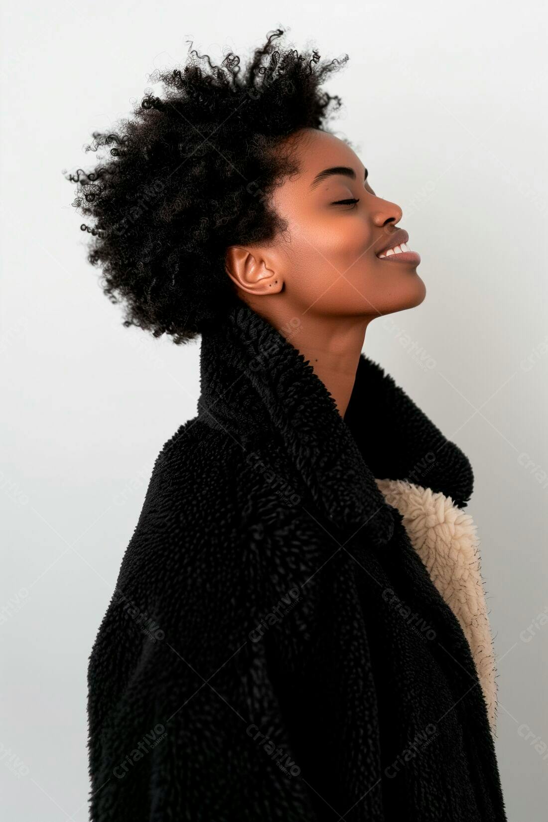Mulher negra sorrindo casaco peludo