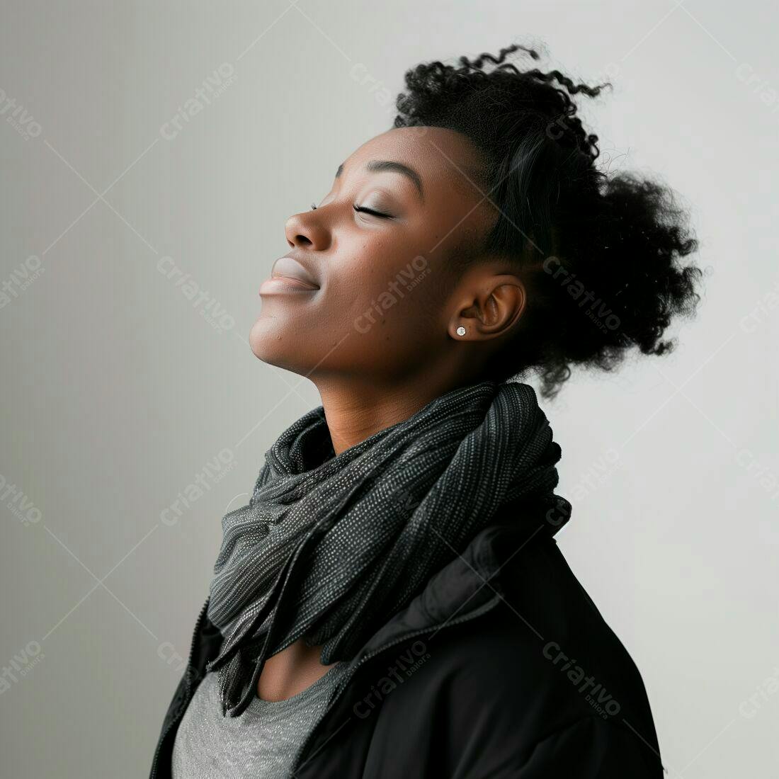 Mulher negra usando cachecol cinza olhando para cima