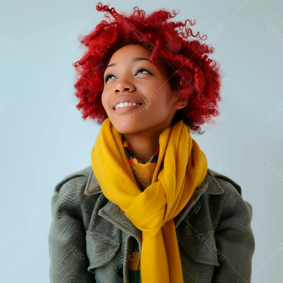 Mulher negra cabelo vermelho sorrindo cacheado