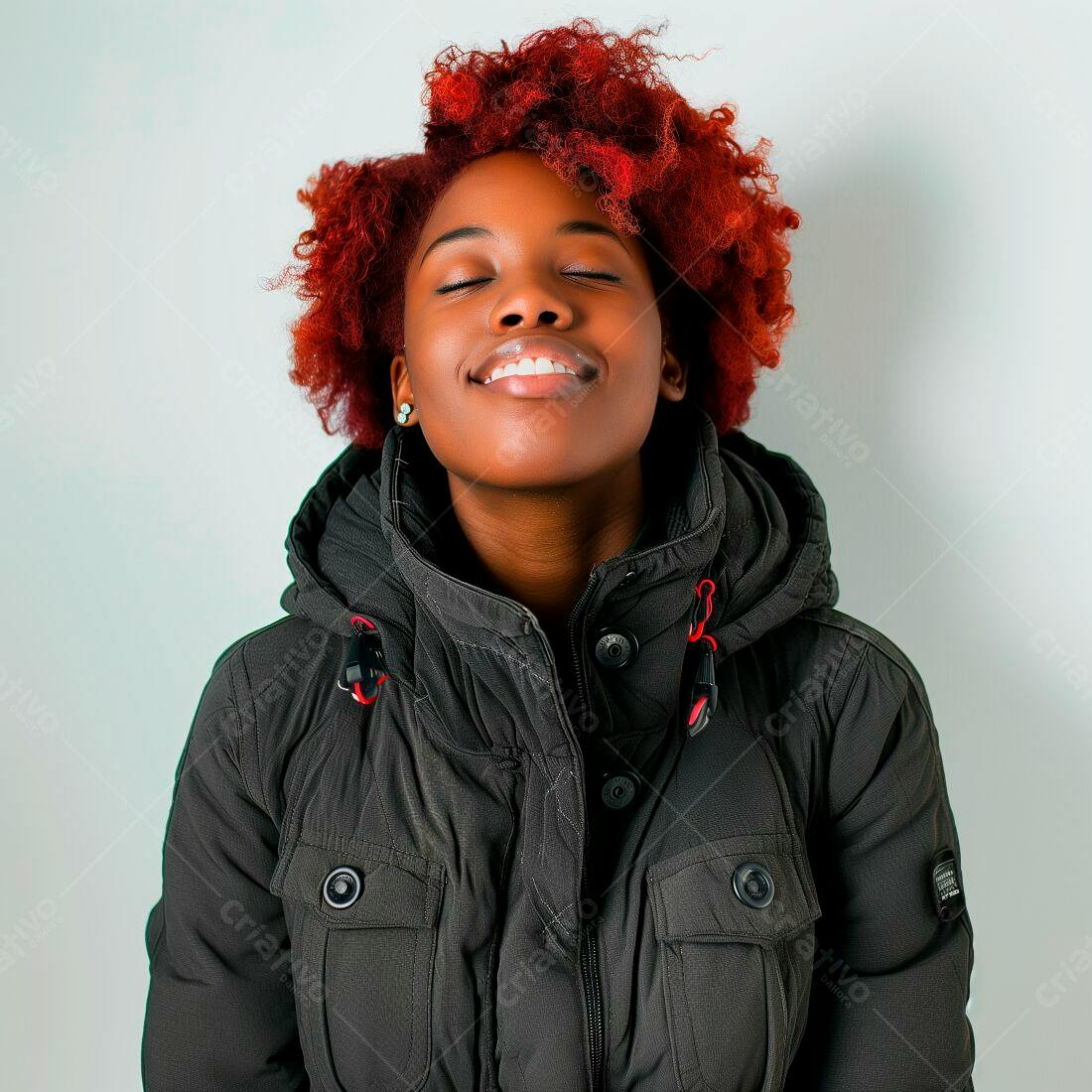 Mulher negra cabelo ruivo sorrindo jaqueta escura