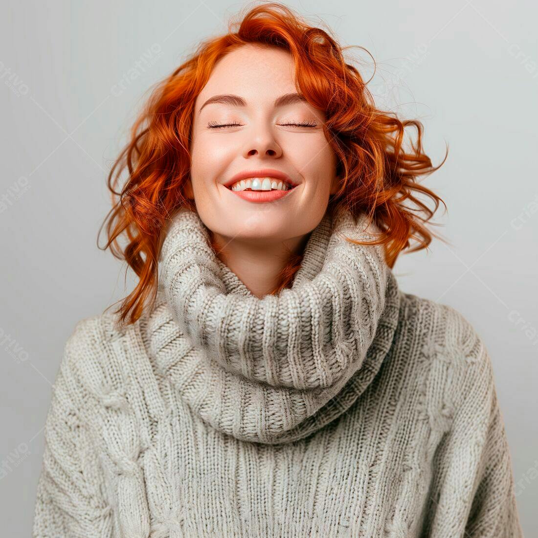 Mulher ruiva feliz usando suéter cinza claro
