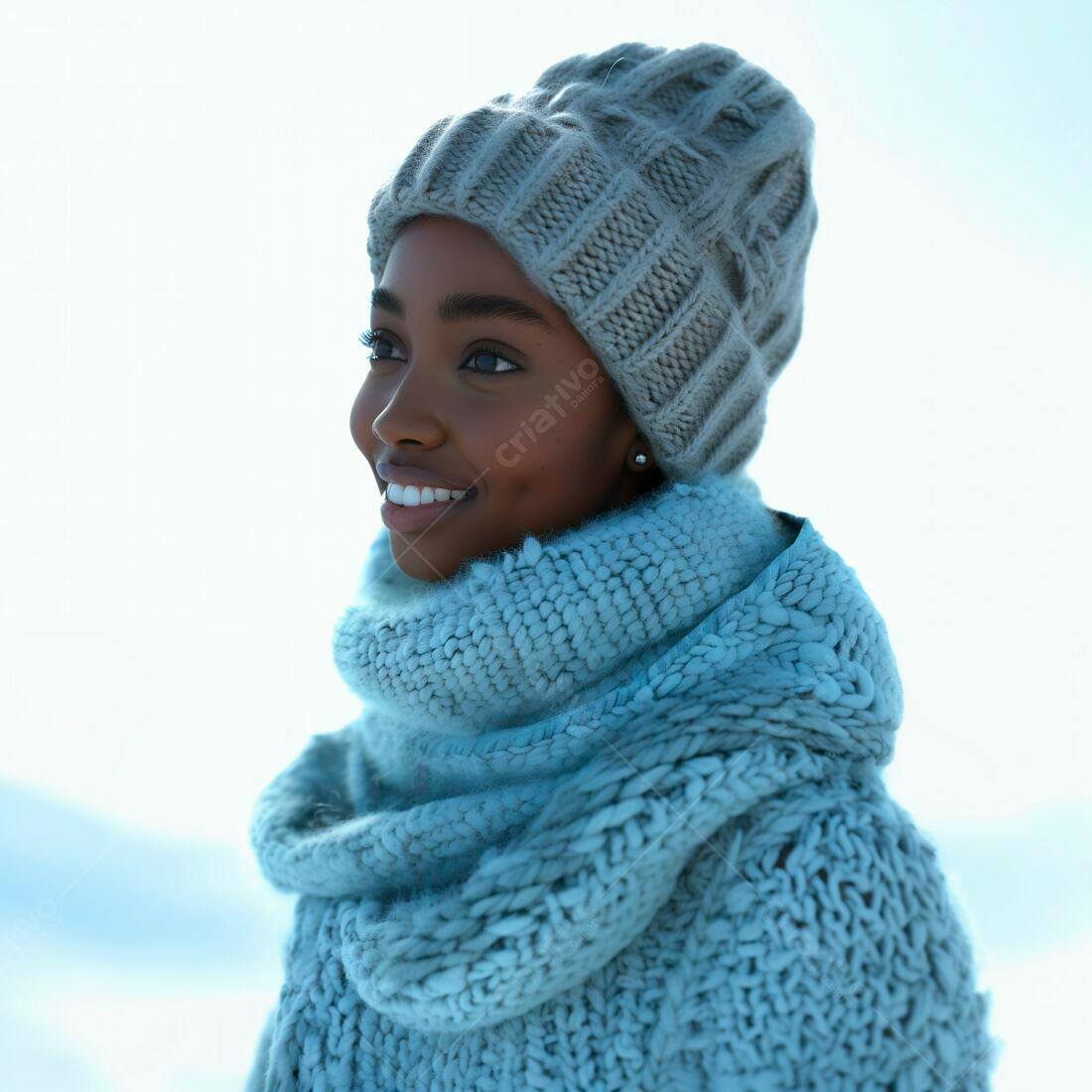 Mulher negra sorrindo com gorro e cachecol azul