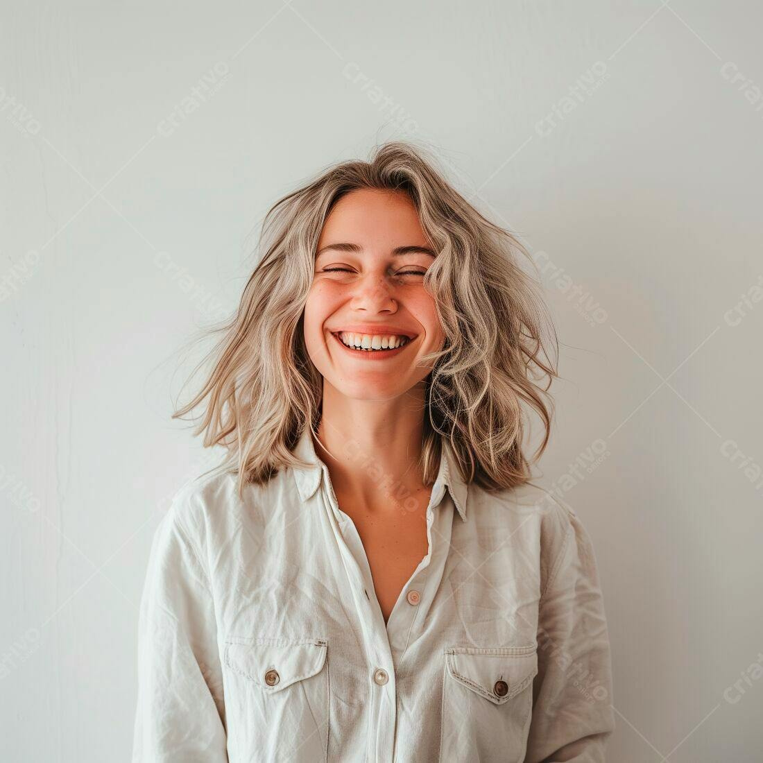 Mulher loira rindo alegremente fundo branco