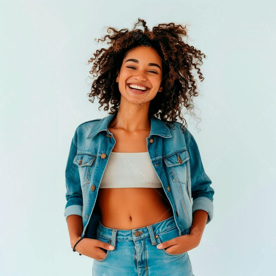 Mulher jovem alegre em jeans sorrindo
