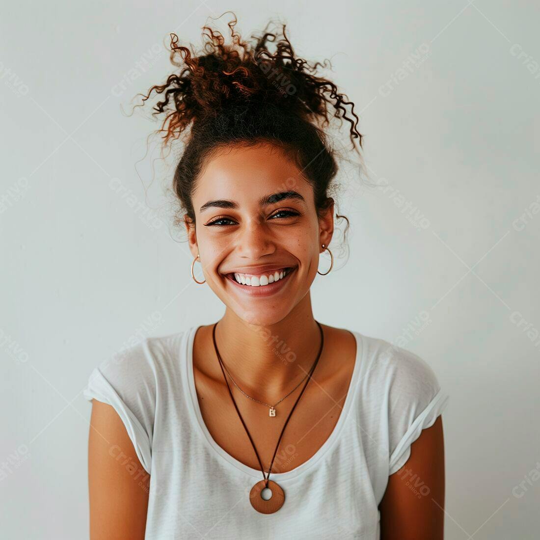 Mulher negra sorrindo fundo branco