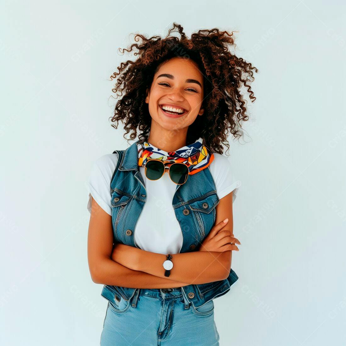 Mulher negra sorridente em estilo casual