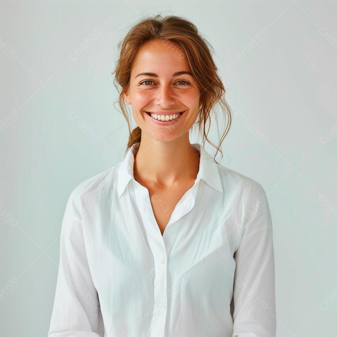 Mulher sorridente camisa branca fundo claro