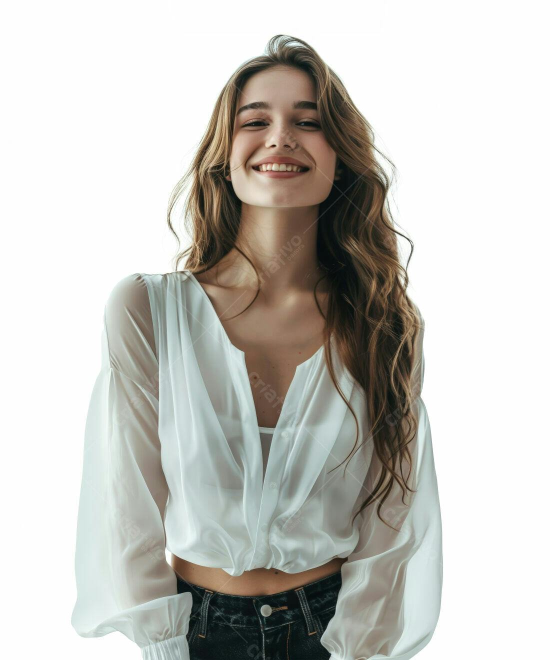 Modelo sorrindo com blusa branca