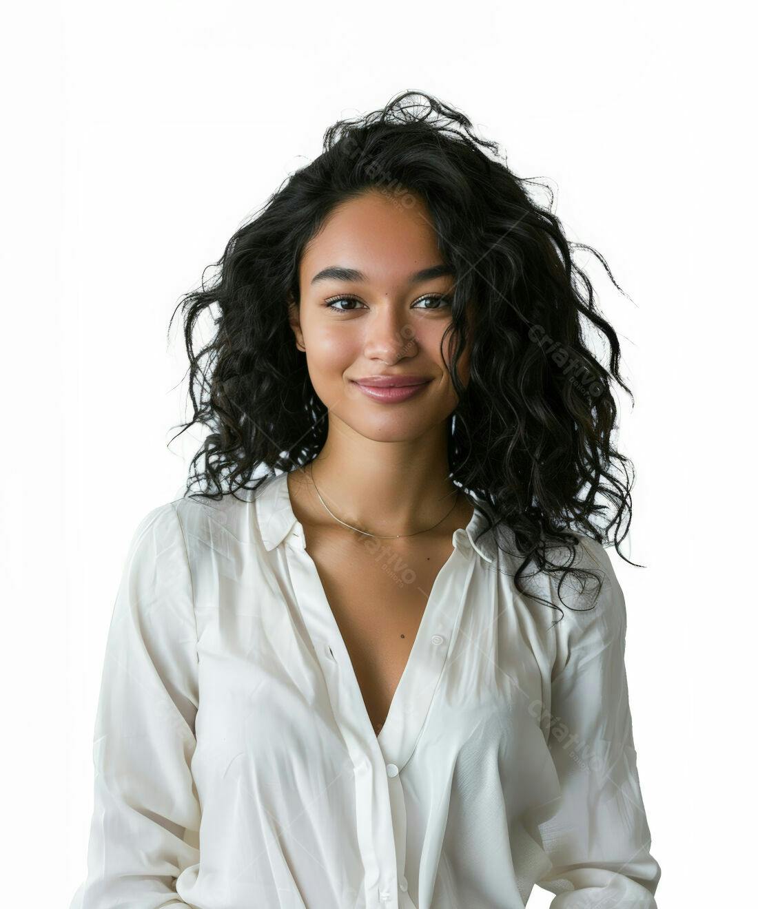 Mulher jovem sorridente com cabelo cacheado usando camisa branca