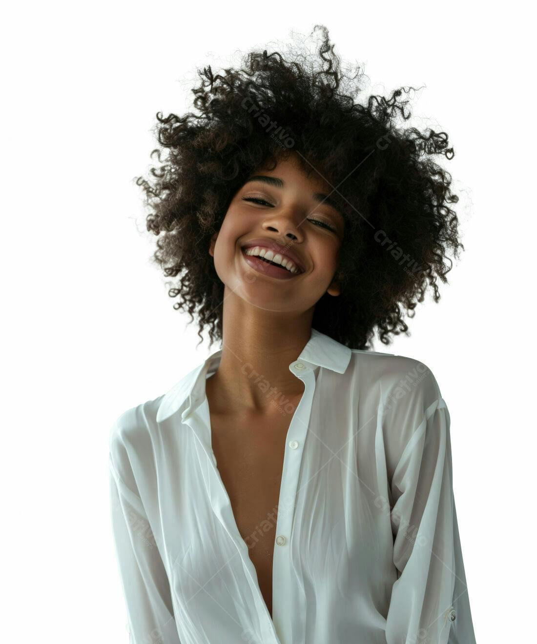 Mulher negra sorridente com cabelo afro usando camisa branca