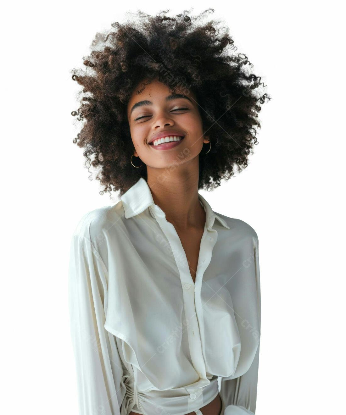 Mulher negra sorrindo com cabelo afro