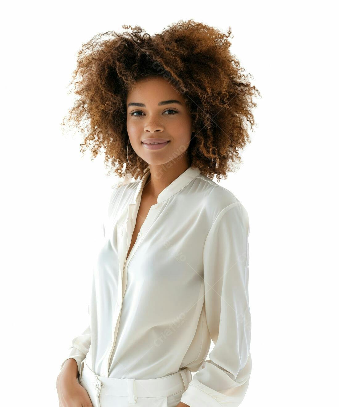Mulher negra sorrindo roupa branca fundo branco