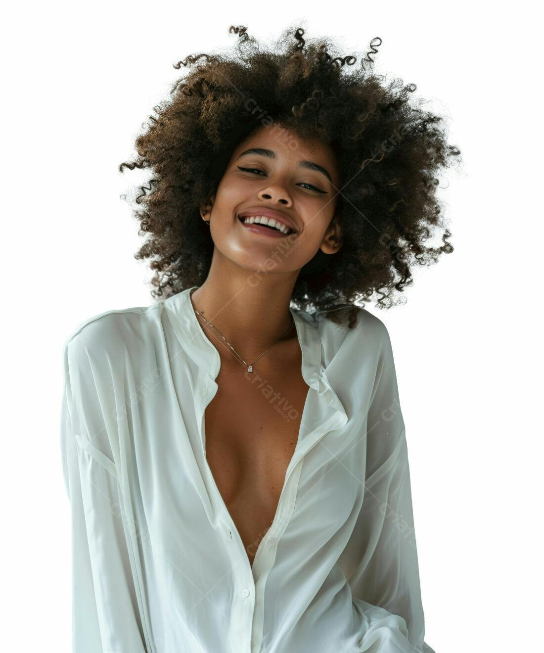 Mulher negra sorridente com cabelo afro usando camisa branca