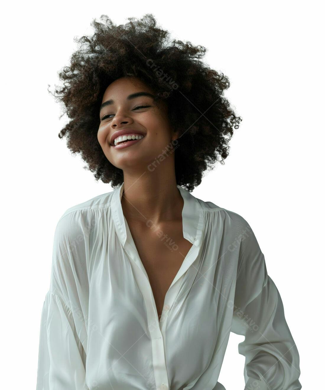 Mulher negra sorridente com cabelo afro usando camisa branca