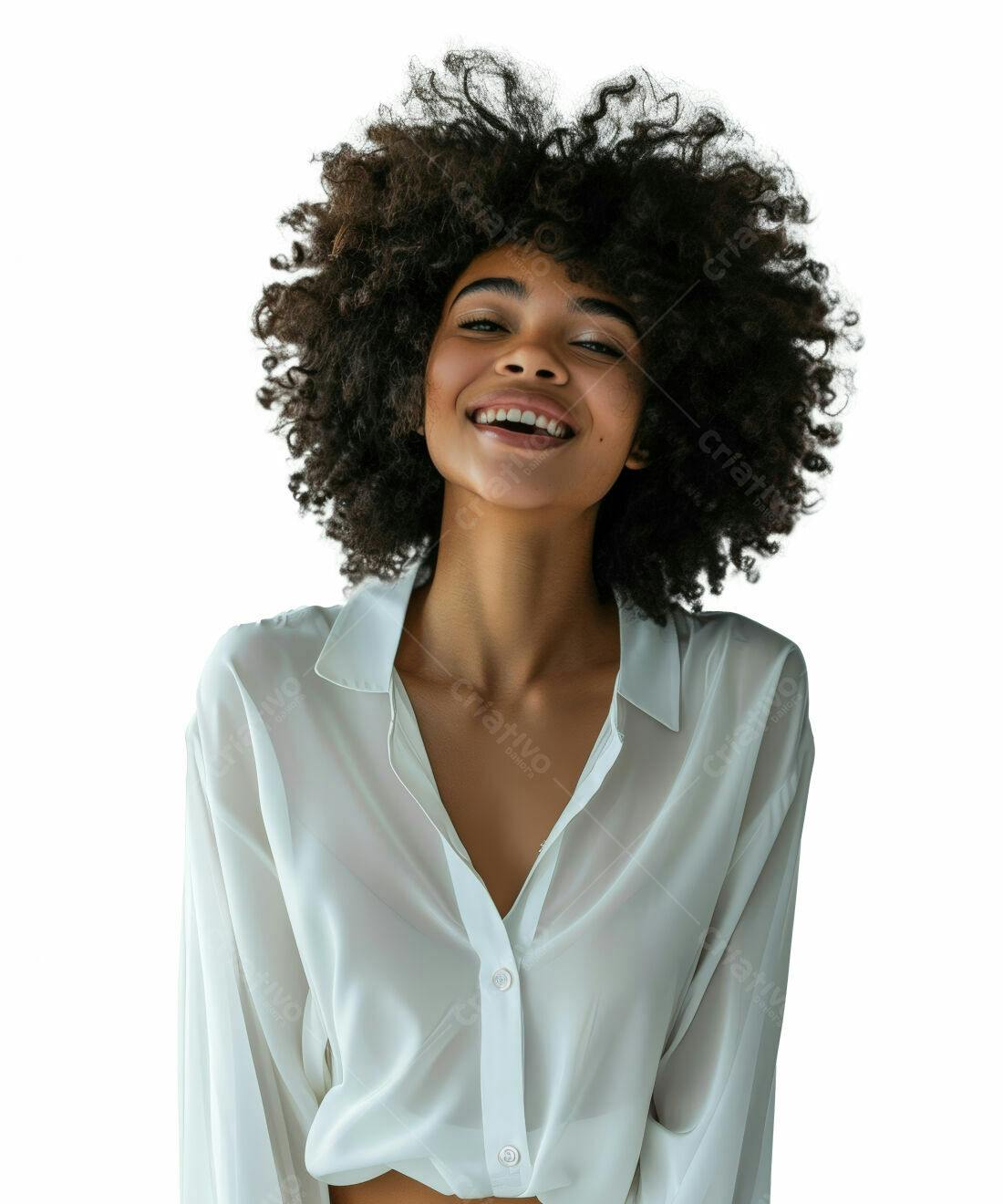 Mulher negra sorrindo com cabelo afro