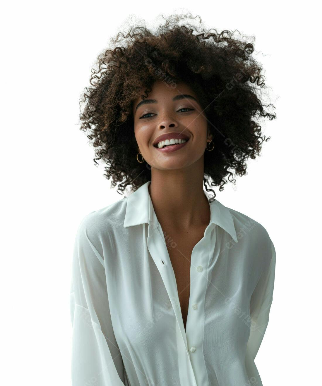 Mulher negra sorrindo camisa branca