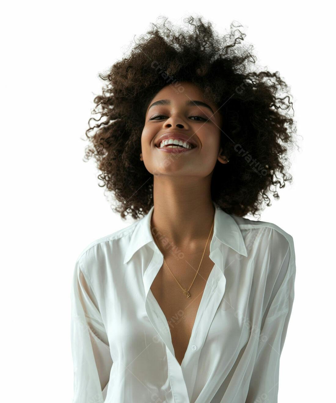 Mulher negra sorrindo camisa branca fundo branco