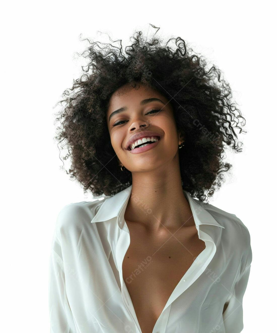 Mulher negra sorrindo camisa branca fundo branco