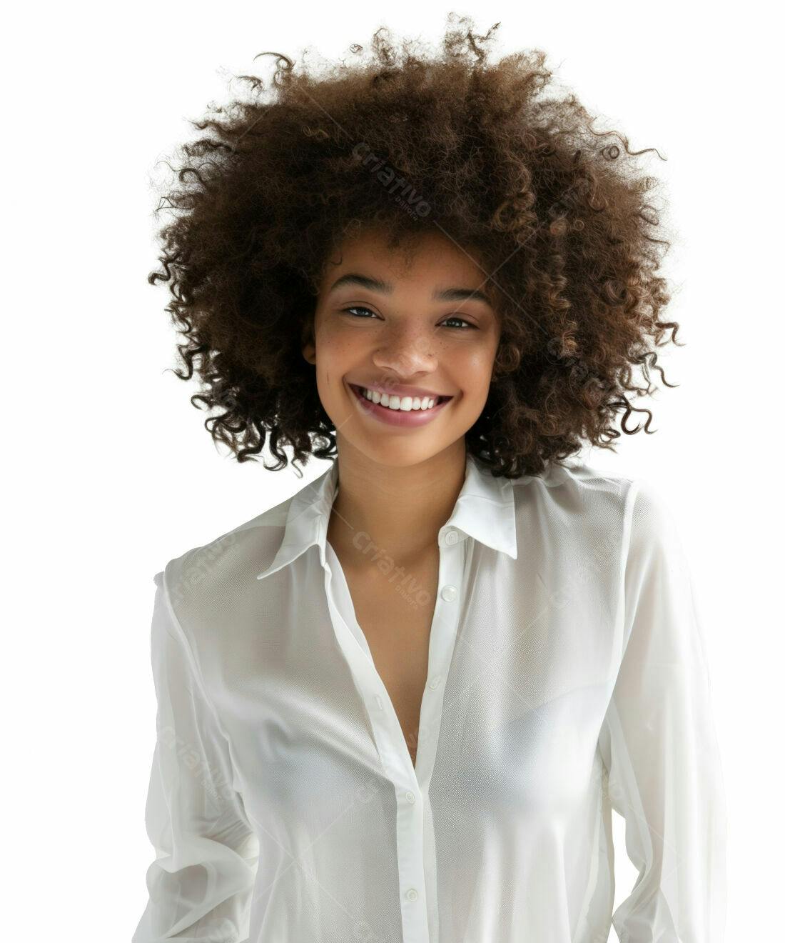 Mulher negra sorrindo camisa branca fundo branco