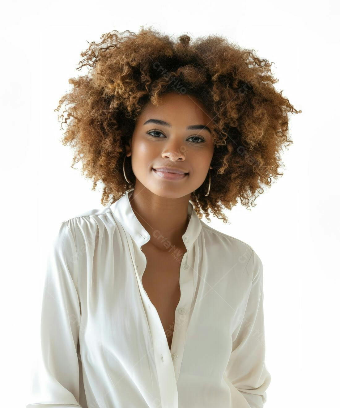 Mulher negra com cabelo afro usando camisa branca