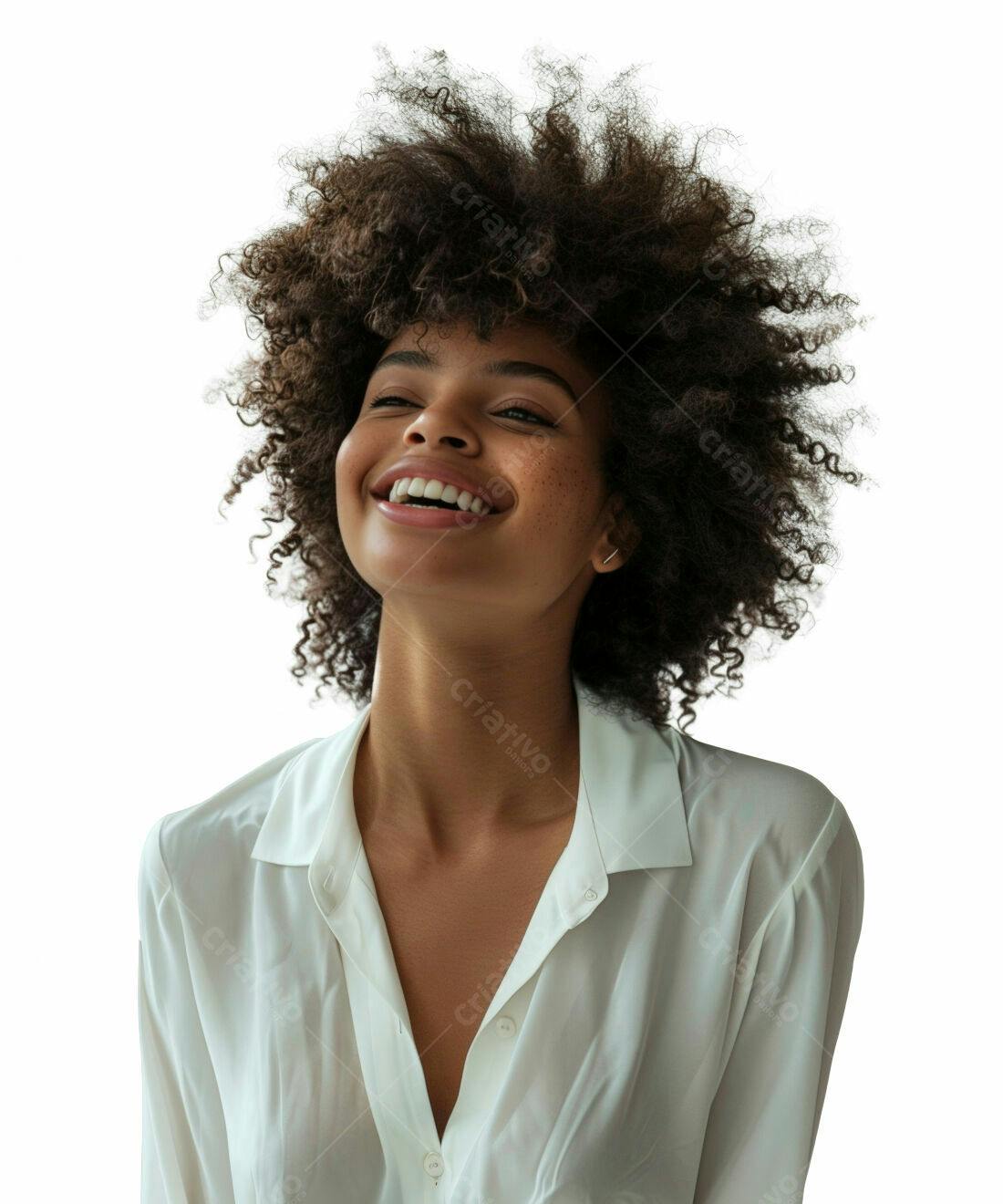 Mulher negra alegre com cabelo afro usando camisa branca