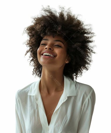 Imagem mulher mulata negra feliz com cabelos crespos cacheados e fundo branco isolado dia das mulheres empoderação feminismo