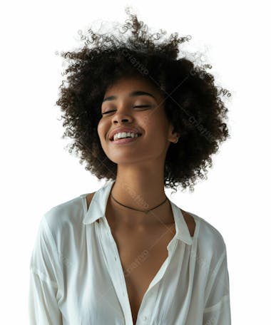 Imagem mulher mulata negra feliz com cabelos crespos cacheados e fundo branco isolado dia das mulheres empoderação feminismo