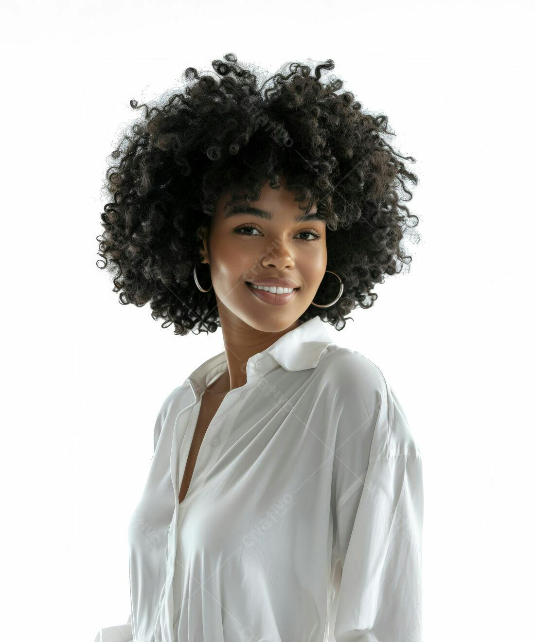 Mulher negra sorrindo camisa branca fundo branco