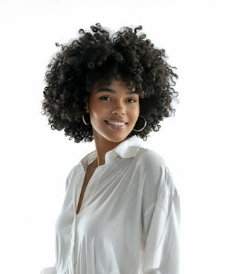 Imagem mulher mulata negra feliz com cabelos crespos cacheados e fundo branco isolado dia das mulheres empoderação feminismo