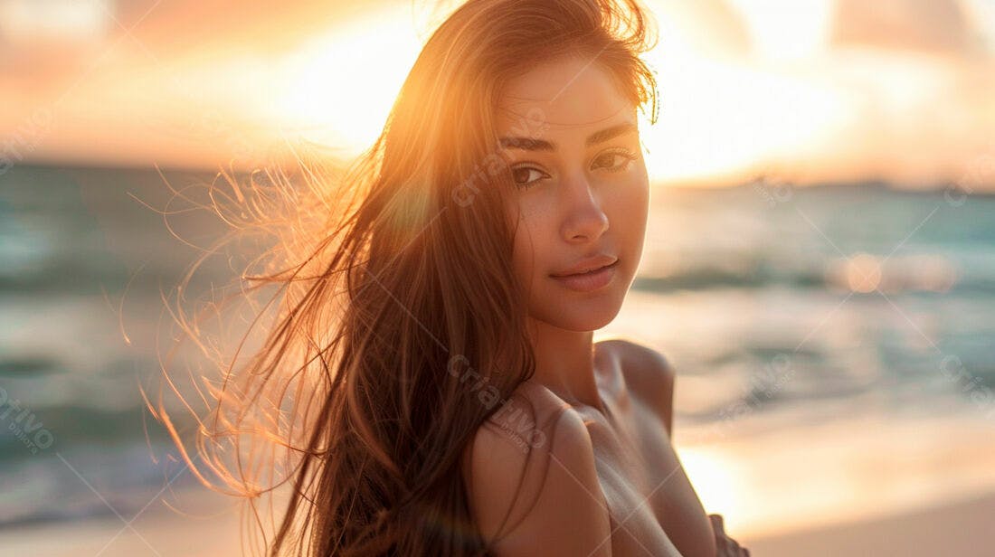 Mulher na praia ao pôr do sol
