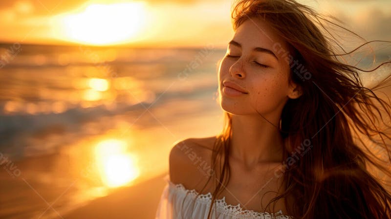 Mulher com pele bronzeada em um por do sol na praia 10
