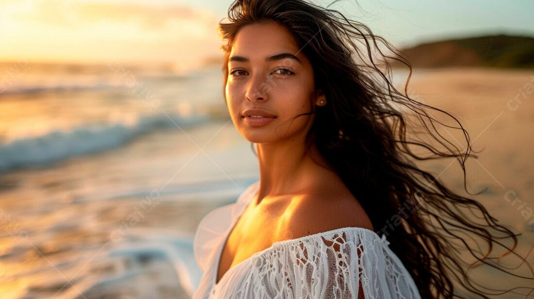 Mulher na praia ao pôr do sol