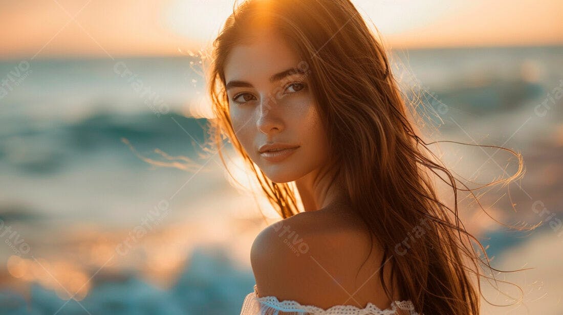 Modelo com cabelo castanho na praia ao pôr do sol