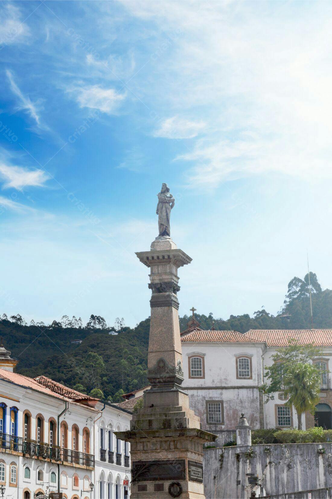 Estátua em coluna na cidade histórica