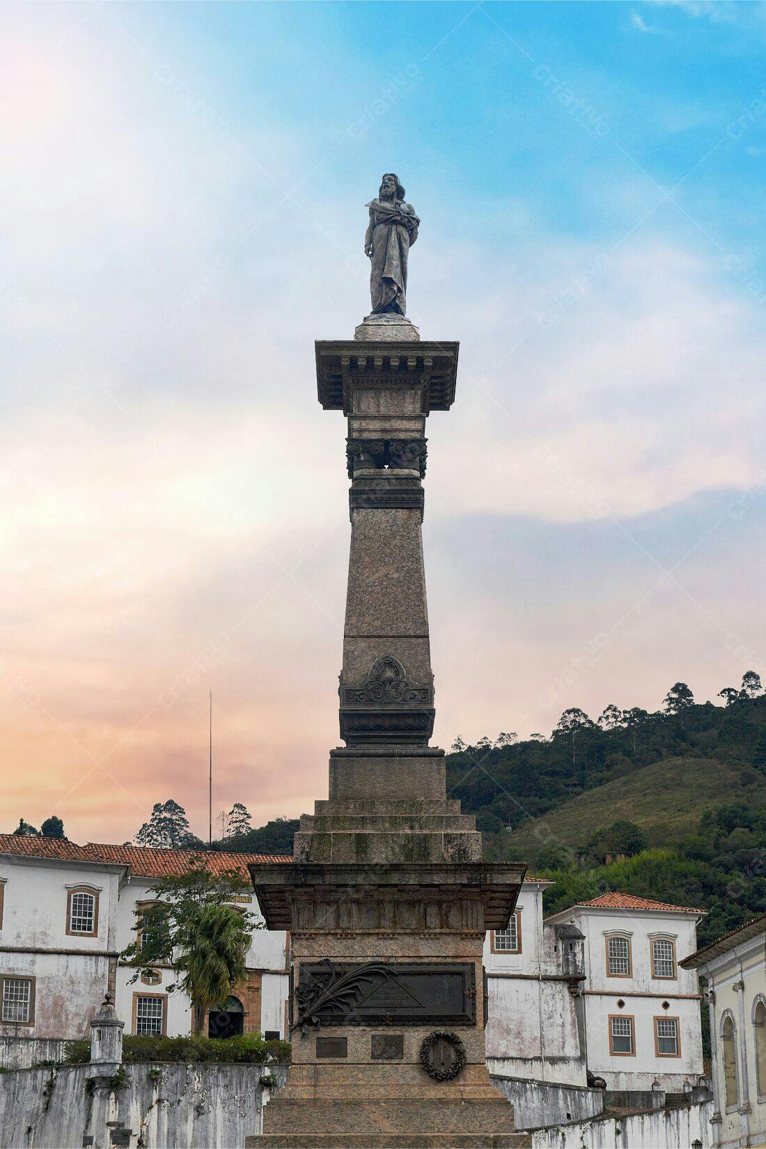 Estátua em Monumento de Pedra ao Pôr do Sol
