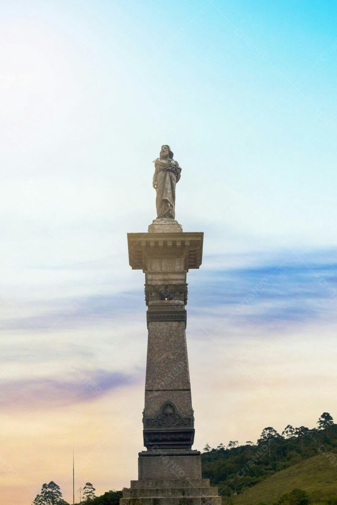 Estátua antiga em monumento ao entardecer