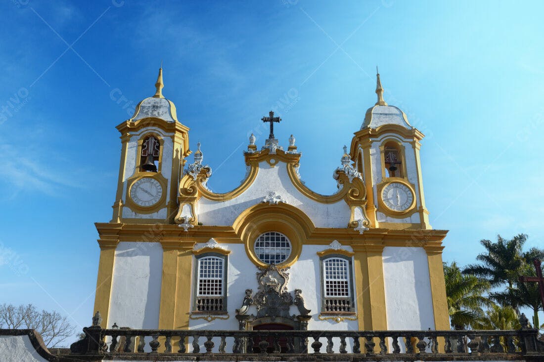 Igreja colonial branca e amarela fachada