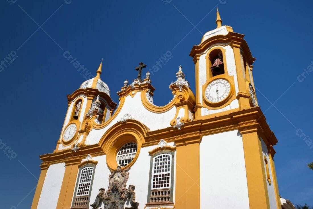 Igreja colonial branca e amarela detalhes arquitetura