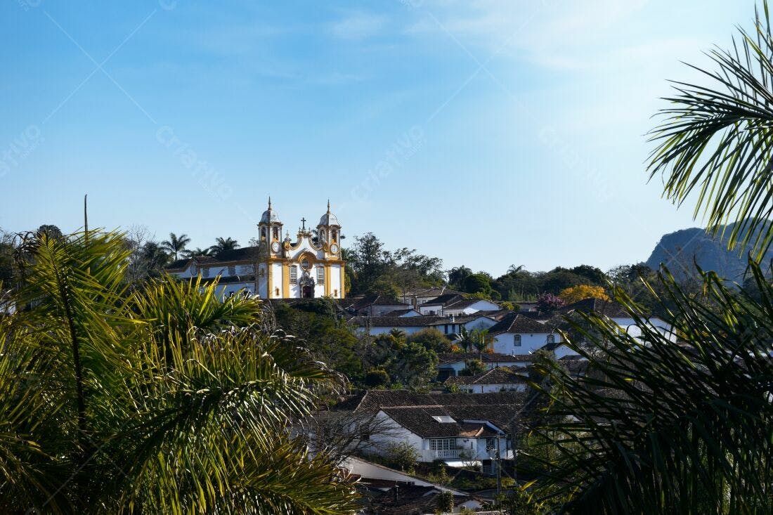 Igreja colonial branca e amarela em Paraty
