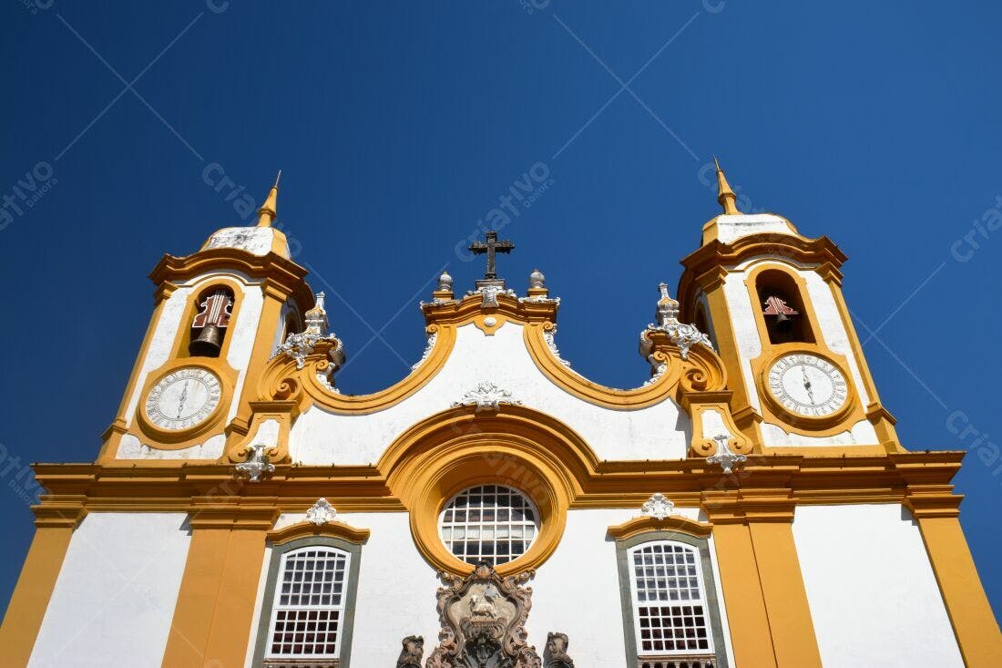 Igreja colonial branca e amarela detalhes arquitetura
