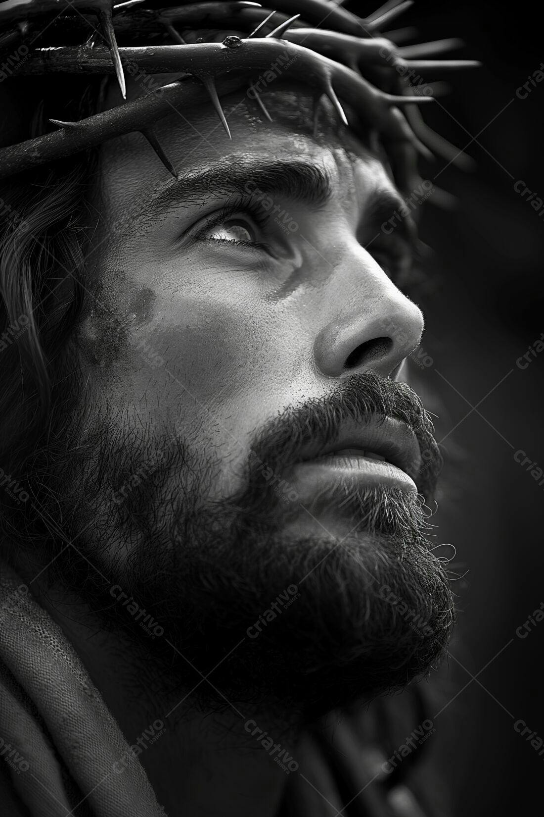 Homem com coroa de espinhos em foto preto e branco