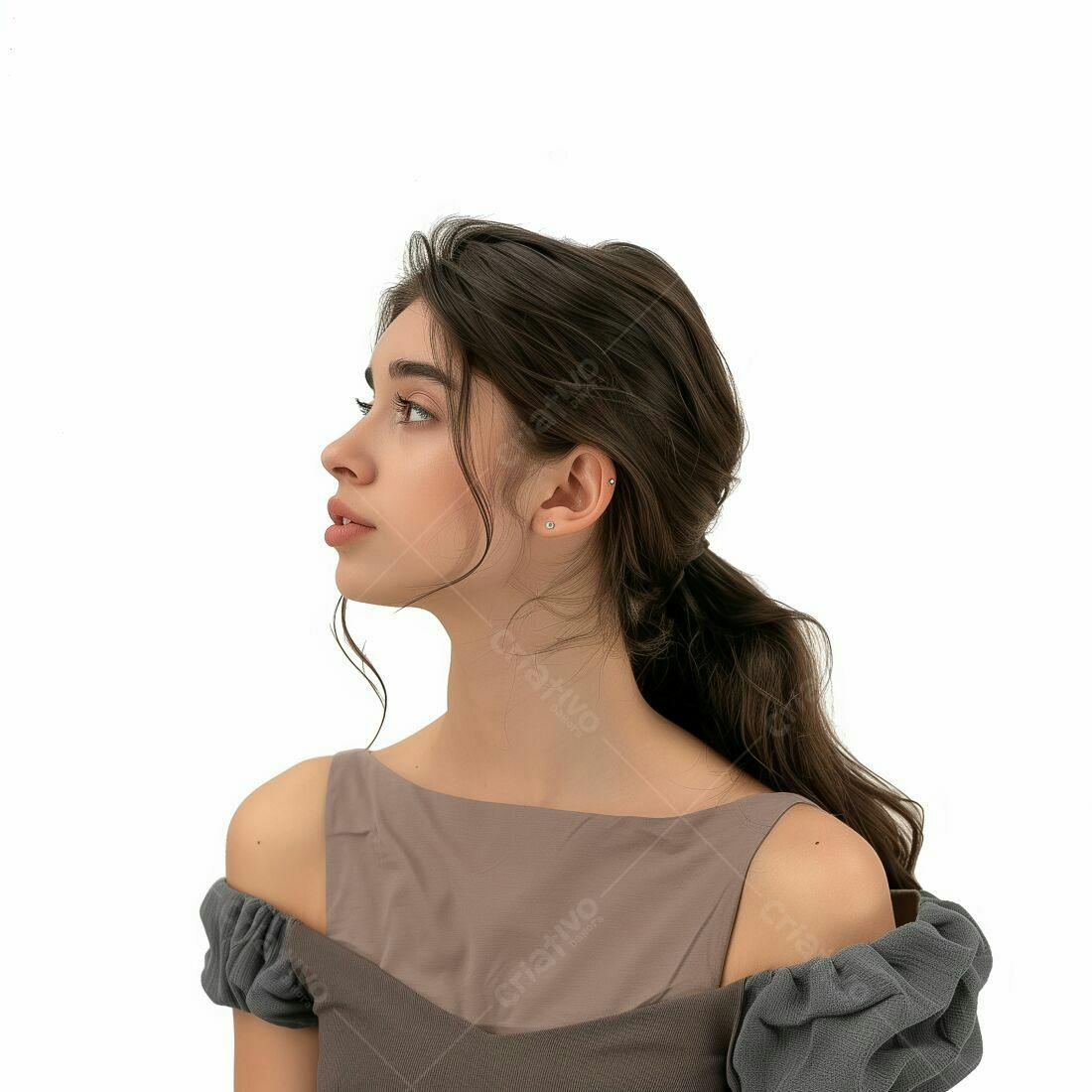 Modelo mulher cabelo castanho em perfil vestido marrom