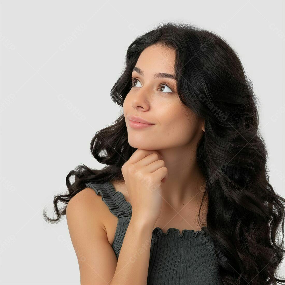 Mulher com cabelo escuro pensando fundo branco