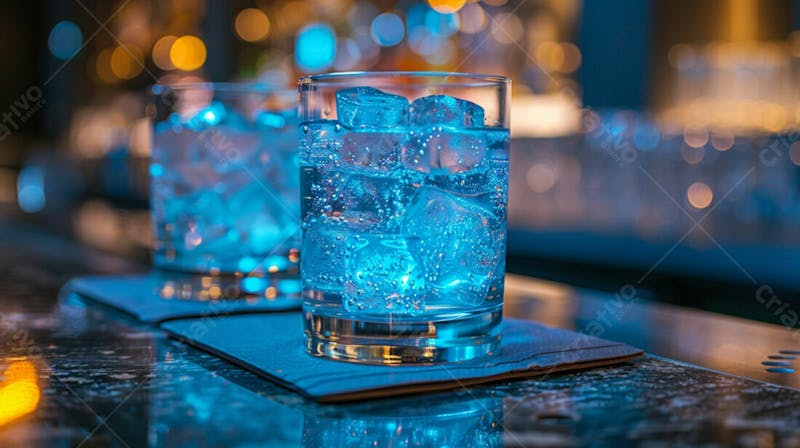 Copos com gelo em um bar fundo em alta qualidade