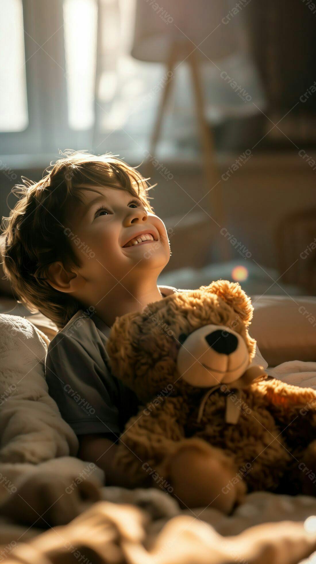 Criança feliz com urso de pelúcia na cama