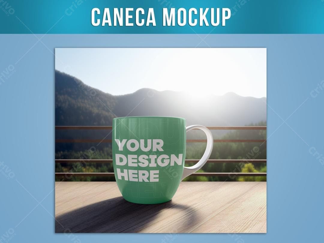 Mockup Caneca Verde em Mesa de Madeira com Vista Montanhosa