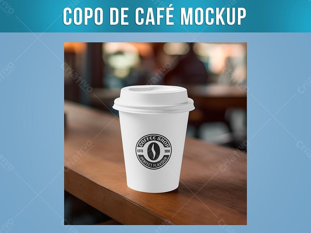 Mockup Realista de Copo de Café em Mesa de Madeira