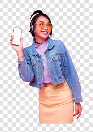 Png adolescente asiatica mostrando tela em branco smartphone ela ouvindo musica em fones de ouvido
