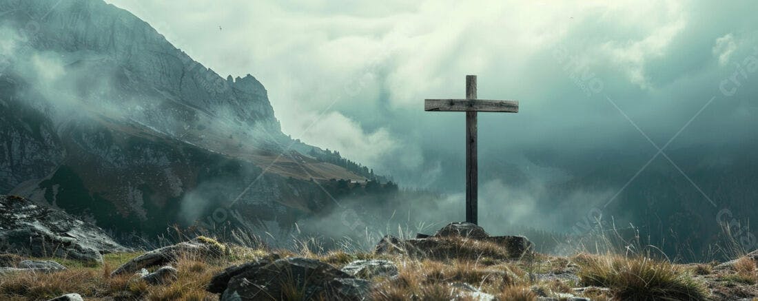 Cruz de madeira em montanha nebulosa