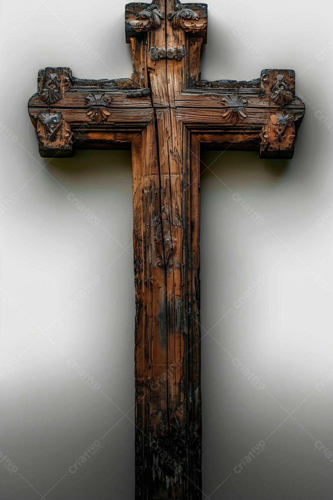 Cruz de madeira antiga e esculpida